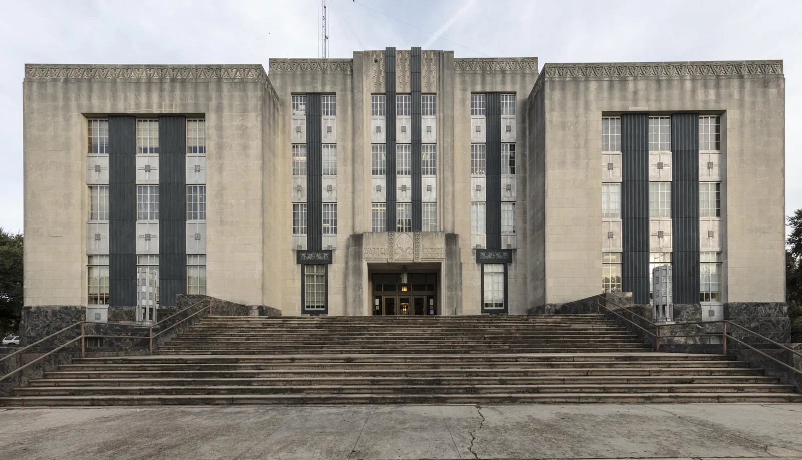 The symmetrical Art Deco limestone facade and broad front steps of the Warren County Courthouse in Vicksburg, Mississippi